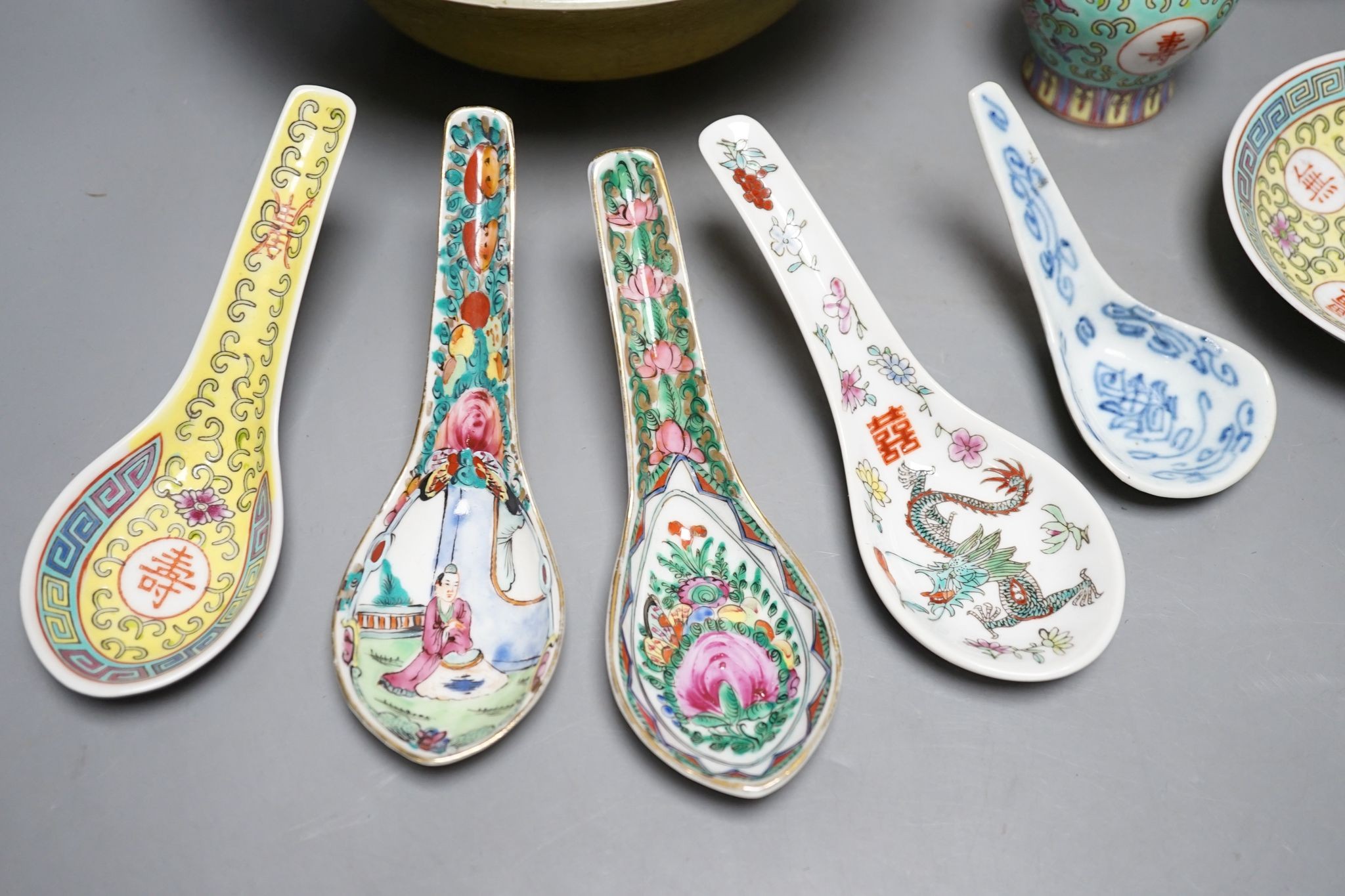 A group of Chinese porcelain, including a double-gourd vase, 22cm